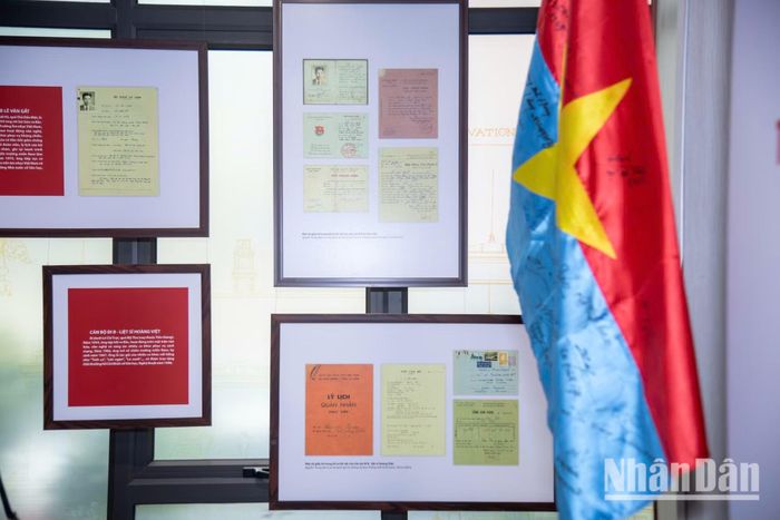 Những tấm bằng khen, huân chương được bảo quản cẩn thận qua nhiều thập kỷ. Đó là sự ghi nhận của Tổ quốc đối với những đóng góp vô giá của cán bộ đi B.