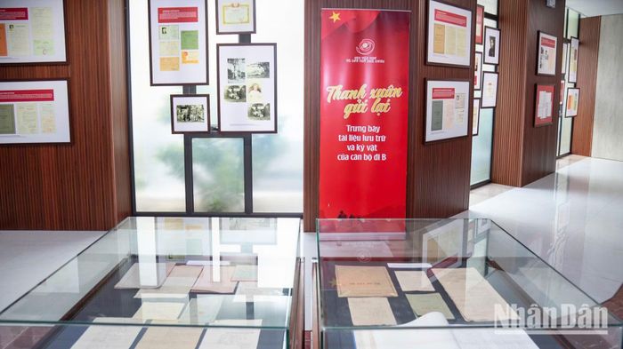 Trong những năm tháng kháng chiến chống Mỹ, cứu nước, theo tiếng gọi thiêng liêng của Tổ quốc, hàng vạn cán bộ, trí thức, văn nghệ sĩ miền bắc hoặc cán bộ miền nam tập kết ra bắc từ trước đó, đã tạm gác lại việc nhà, tình riêng, gửi lại những gì thân thương nhất để lên đường vào nam chiến đấu.