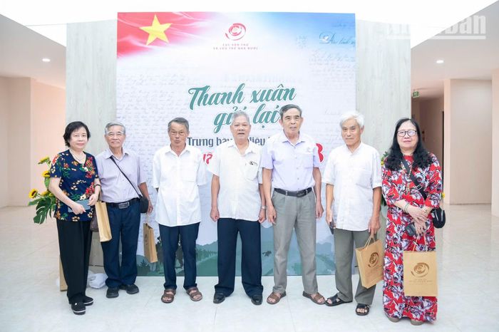 Những mái đầu bạc trắng gặp lại nhau sau sau khoảng thời gian dài.