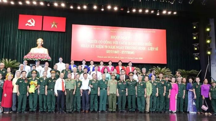 Lãnh đạo thành phố chụp ảnh lưu niệm cùng các đại biểu.