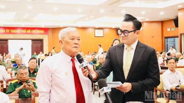 Cấc đại biểu chia sẻ ký ức những năm tháng tham gia chiến đấu trong buổi họp mặt.