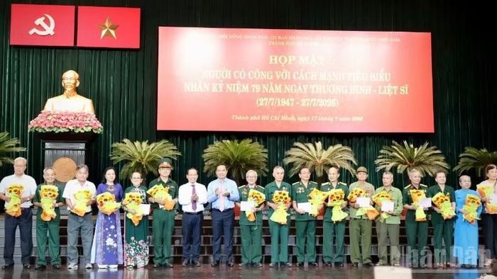 Đại diện lãnh đạo thành phố tặng quà cho người có công tiêu biểu của thành phố tại buổi họp mặt.