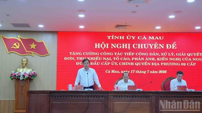 Phó Bí thư Thường trực Tỉnh ủy Cà Mau Huỳnh Quốc Việt (bìa trái) yêu cầu người đứng đầu cấp xã chủ động hơn trong việc tiếp công dân trong thời gian tới.