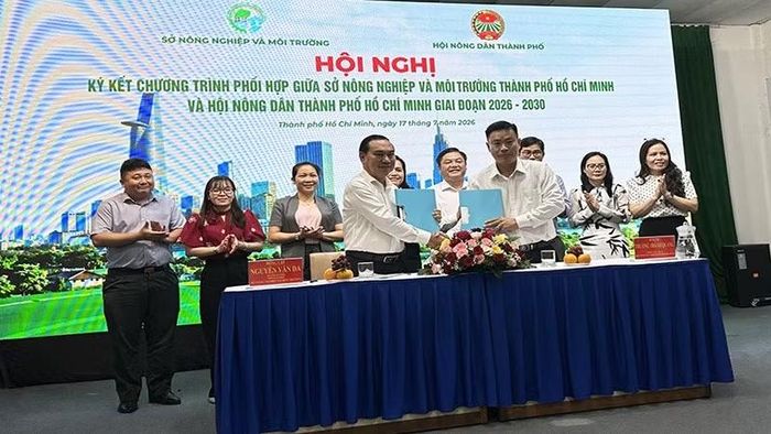 Đại diện lãnh đạo Sở Nông nghiệp và Môi trường và Hội Nông dân thành phố ký kết chương trình phối hợp.