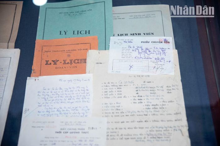 Một số tư liệu lưu trữ về nhà thơ-liệt sĩ Ca Lê Hiến (Lê Anh Xuân) tại Trưng bày "Thanh xuân gửi lại". (Ảnh: MINH DUY)