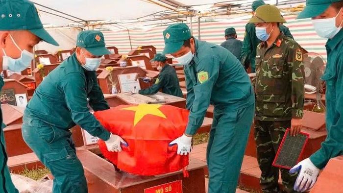 Việc triển khai lấy mẫu đối với các phần mộ liệt sĩ được Ban Chỉ đạo 515 tỉnh Quảng Ninh tổ chức trang nghiêm.
