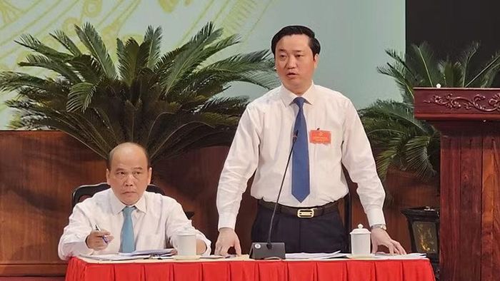 Giám đốc Sở Giáo dục và Đào tạo Thanh Hóa giải trình tại kỳ họp Hội đồng nhân dân tỉnh.
