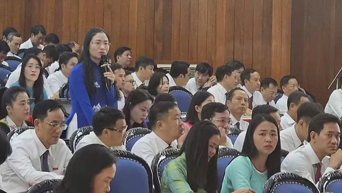 Đại biểu Hội đồng nhân dân tỉnh Thanh Hóa chất vấn Sở Giáo dục và Đào tạo Thanh Hóa tại kỳ họp
