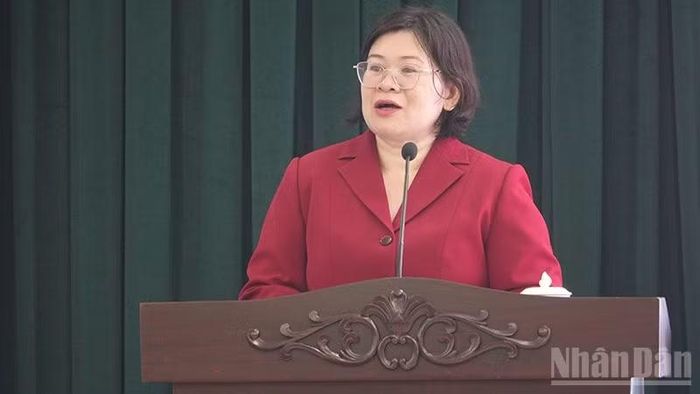Đồng chí Văn Thị Bạch Tuyết, Phó Bí thư Thành ủy Thành phố Hồ Chí Minh phát biểu khai mạc và đề dẫn tọa đàm.