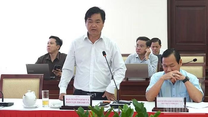 Đồng chí Lê Văn Minh, Phó Trưởng Ban Thường trực Ban Tuyên giáo và Dân vận Thành ủy Thành phố Hồ Chí Minh trình bày tham luận tại tọa đàm.