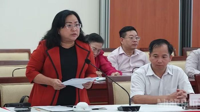 Đại diện Ban Tuyên giáo và Dân vận Thành ủy Cần Thơ phát biểu tại tọa đàm.
