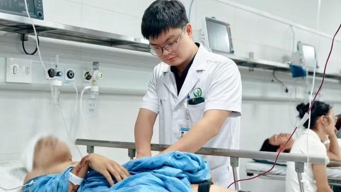 Bệnh nhân nằm cấp cứu tại Bệnh viện Hữu nghị Việt Đức.