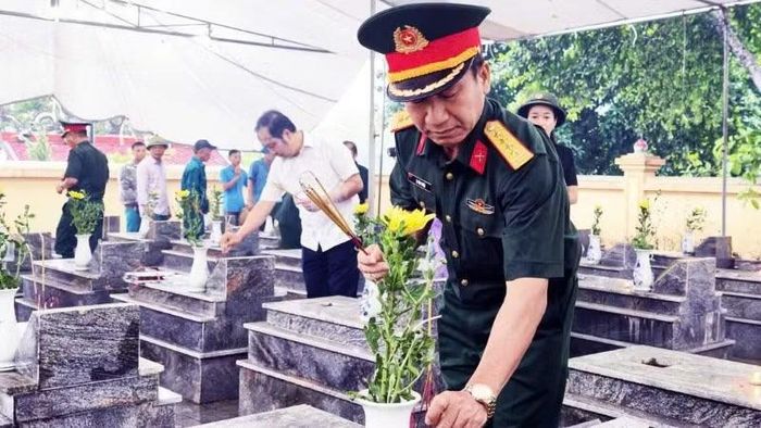 Dâng hương tri ân các Anh hùng liệt sĩ tại Nghĩa trang liệt sĩ xã Vô Tranh. (Ảnh: DUY ĐỨC).