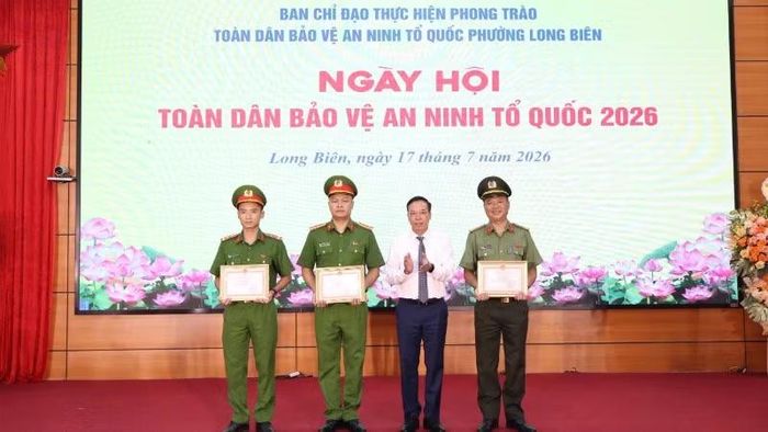 Trong dịp này, nhiều tập thể, cá nhân đã được khen thưởng trong công tác bảo đảm an ninh, trật tự trên địa bàn.