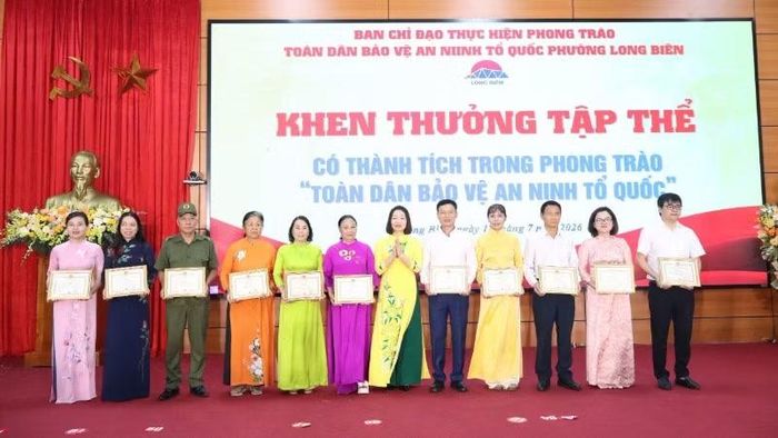 Lãnh đạo phường Long Biên khen thưởng các tập thể có thành tích trong phong trào "Toàn dân bảo vệ an ninh Tổ quốc".