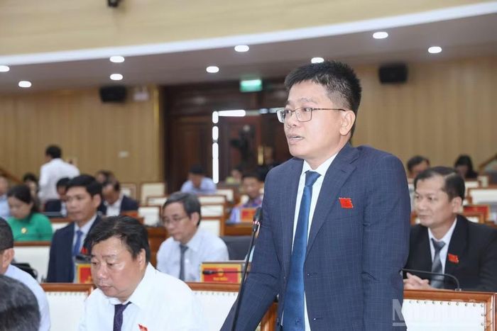 Đại biểu Nguyễn Tưởng Duy đặt câu hỏi chất vấn tại nghị trường.