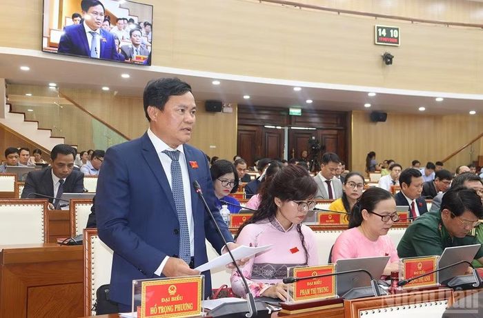 Giám đốc Sở Nông nghiệp và Môi trường tỉnh Quảng Ngãi Hồ Trọng Phương trả lời chất vấn liên quan đến công tác bồi thường, hỗ trợ, tái định cư.