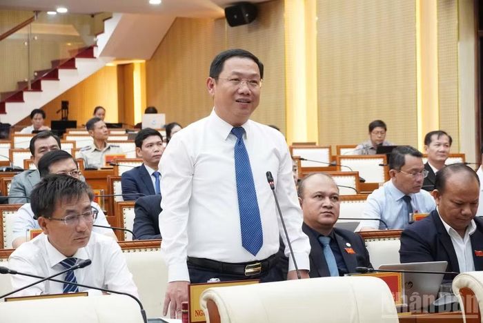 Phó Chủ tịch Ủy ban nhân dân tỉnh Quảng Ngãi Nguyễn Công Hoàng trả lời chất vấn nội dung liên quan đến việc tháo gỡ vướng mắc các dự án tồn đọng, kéo dài .