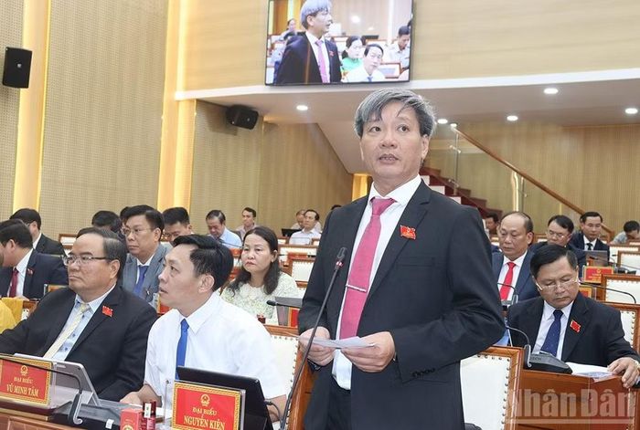 Đại biểu Nguyễn Kiên chất vấn nguyên nhân vì sao tiến độ giải ngân của tỉnh không đạt so với yêu cầu đề ra.