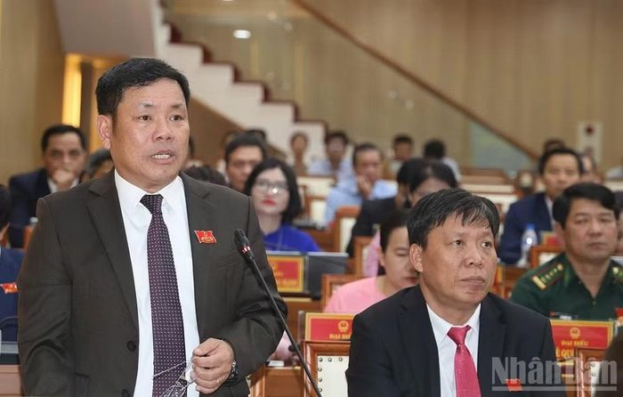 Giám đốc Sở Tài chính tỉnh Quảng Ngãi Nguyễn Văn Trọng trả lời chất vấn lĩnh vực đầu tư công.
