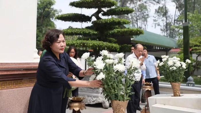 Đồng chí Nguyễn Thị Hồng dâng hoa lên từng phần mộ 10 nữ Anh hùng liệt sĩ.