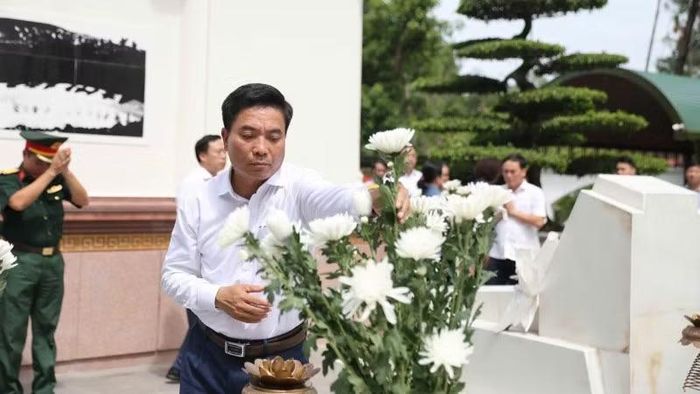 Đồng chí Nguyễn Doãn Anh dâng hoa tưởng niệm 10 nữ Anh hùng liệt sĩ thanh niên xung phong hy sinh tại Ngã ba Đồng Lộc