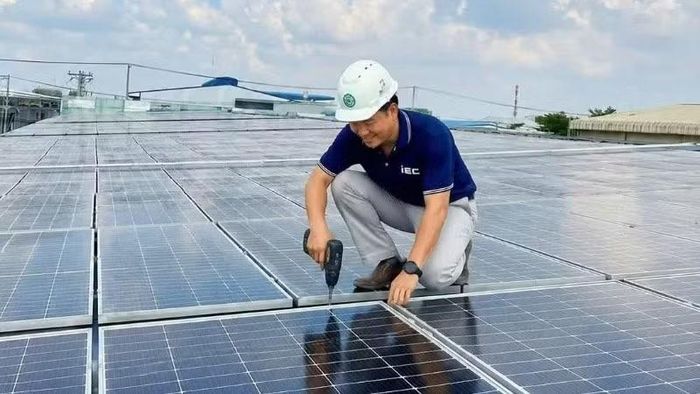 Lắp đặt điện mặt trời tại một doanh nghiệp. (Ảnh: Lê Anh)