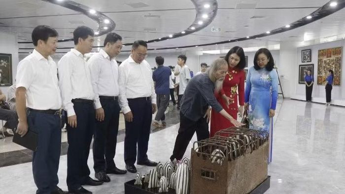 Các đại biểu tham quan trong gian trưng bày tại triển lãm.