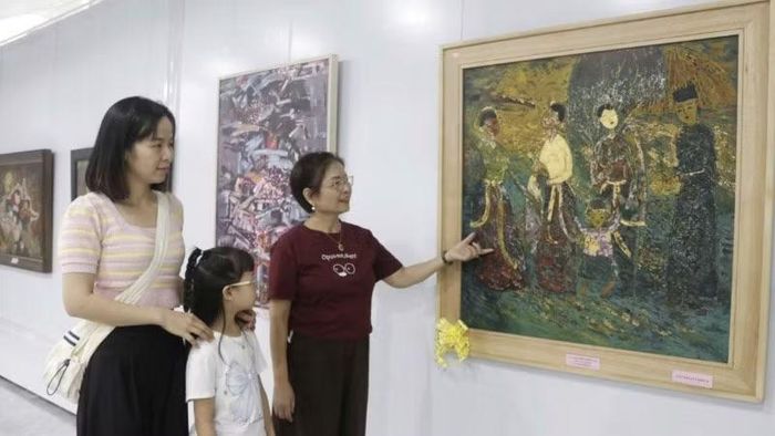 Họa sĩ Trịnh Lễ giới thiệu tác phẩm "Quan họ ngày xuân" tới các khán giả.