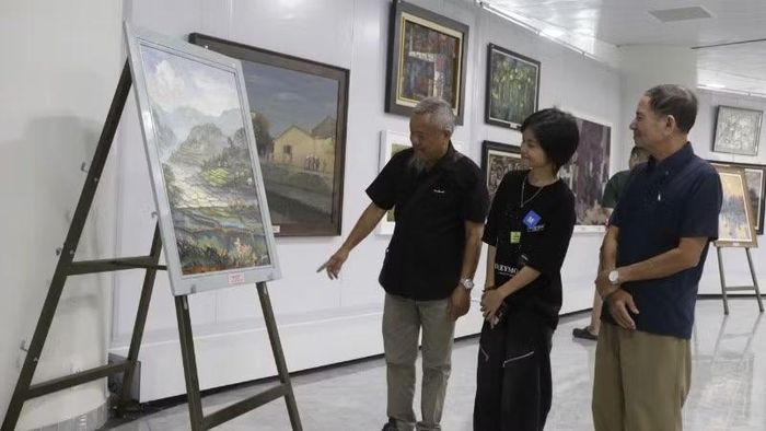 Khán giả thích thú tham quan, thưởng lãm các tác phẩm tại triển lãm.
