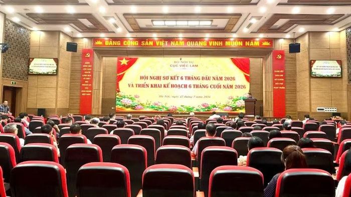 Sau phần báo cáo, hội nghị nghe các tham luận của các đơn vị trực thuộc Cục Việc làm.