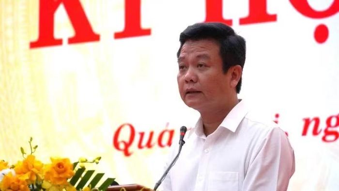 Giám đốc Sở Nông nghiệp và Môi trường Quảng Trị Trần Quốc Tuấn trả lời chất vấn của đại biểu tại kỳ họp.