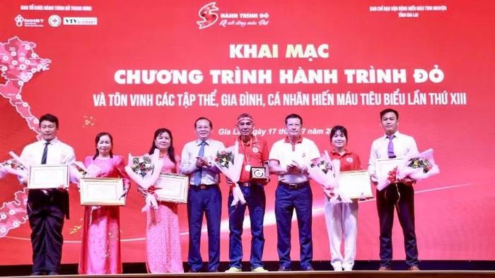 Trao tặng Bằng khen cho các cá nhân, tập thể có thành tích xuất sắc trong phong trào hiến máu tình nguyện.