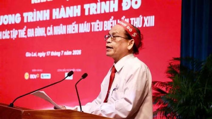 Ông Hà Văn Cát, Chủ tịch Hội Chữ thập đỏ tỉnh Gia Lai phát biểu tại hội nghị.