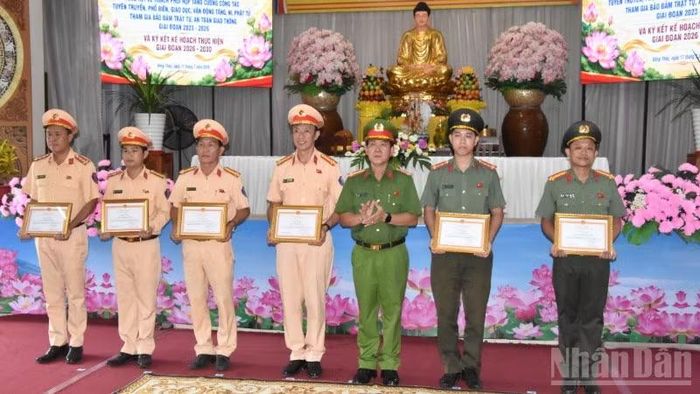 Công an tỉnh Đồng Tháp tặng Giấy khen cho các cá nhân có nhiều đóng góp trong công tác phối hợp.