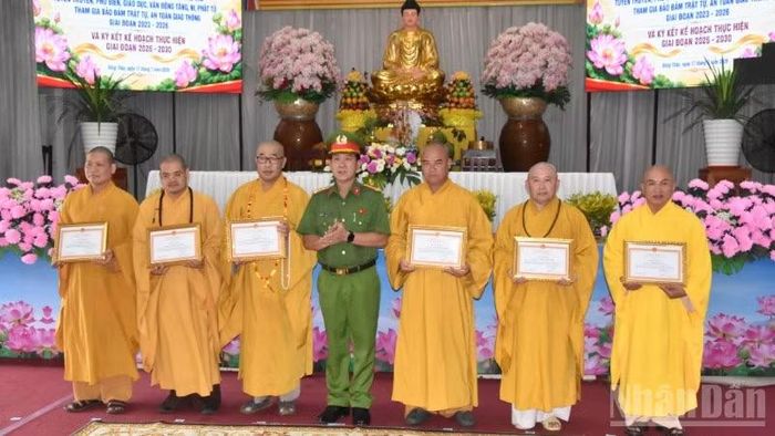 Công an tỉnh Đồng Tháp tặng Giấy khen cho các tập thể có nhiều đóng góp trong công tác phối hợp.