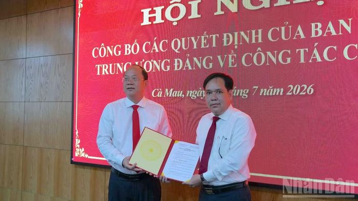 Bí thư Tỉnh ủy Cà Mau Nguyễn Hồ Hải (bên trái) trao quyết định của Ban Bí thư Trung ương Đảng cho đồng chí Lê Văn Ngời, Chánh Văn phòng Ủy ban nhân dân tỉnh.