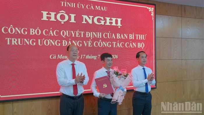 Bí thư Tỉnh ủy Cà Mau Nguyễn Hồ Hải (bên trái) và Phó Bí thư Tỉnh ủy Hồ Thanh Thủy (bên phải) trao quyết định và tặng hoa chúc mừng đồng chí Trần Văn Trung, Bí thư Đảng ủy, Chủ tịch Hội đồng nhân dân phường Hòa Thành.