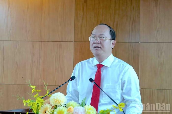 Đồng chí Nguyễn Hồ Hải, Ủy viên Trung ương Đảng, Bí thư Tỉnh ủy, Trưởng Đoàn đại biểu Quốc hội tỉnh Cà Mau phát biểu chúc mừng và giao nhiệm vụ cho các tân Ủy viên.