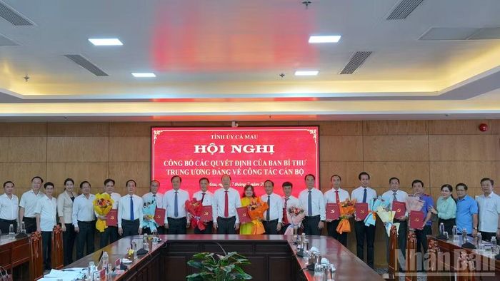 Các đồng chí tân Ủy viên chỉ định bổ sung Ban Chấp hành chụp ảnh lưu niệm với các đồng chí trong Ban Thường vụ Tỉnh ủy Cà Mau.