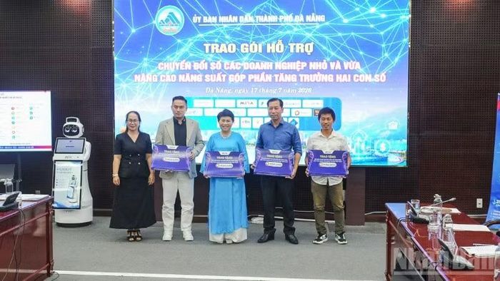 Doanh nghiệp công nghệ trao chứng nhận hỗ trợ chuyển đổi số các doanh nghiệp nhỏ và vừa; các hội, hiệp hội trên địa bàn thành phố.