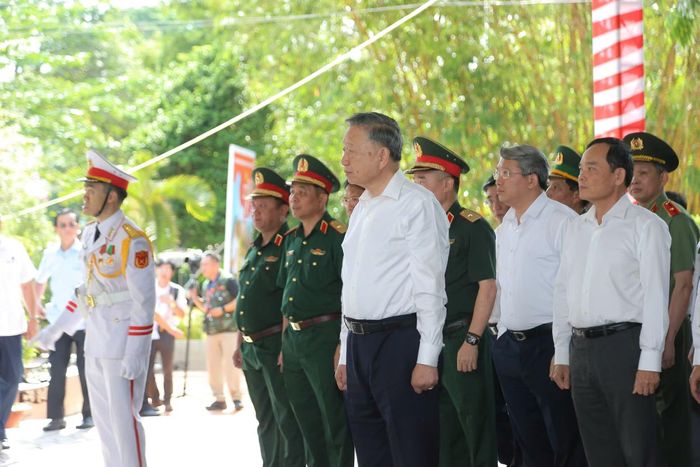 Tổng Bí thư, Chủ tịch nước Tô Lâm dâng hương tại Tượng đài Tổng Bí thư Trần Phú.