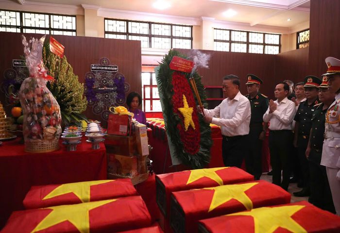 Tổng Bí thư, Chủ tịch nước Tô Lâm dâng hương tại Nhà quàn hài cốt liệt sĩ được tìm thấy ở Công viên Lê Thị Riêng.