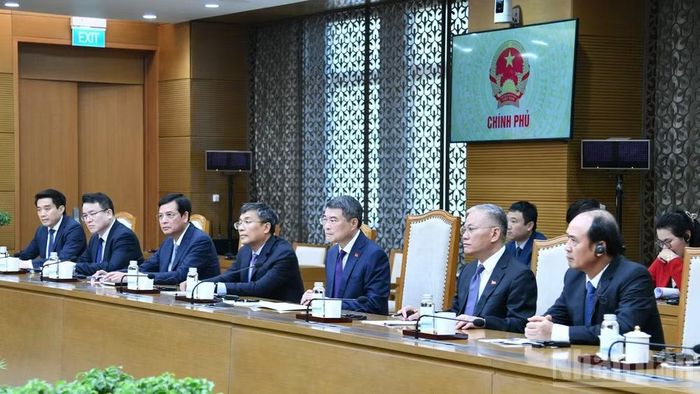  Thủ tướng Lê Minh Hưng và lãnh đạo một số bộ, ngành Trung ương tham dự buổi tiếp. (Ảnh: THANH GIANG) 