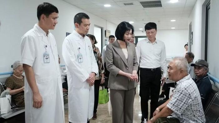 Lãnh đạo bệnh viện, Ủy ban nhân dân phường Hoàng Liệt thăm hỏi, động viên các đối tượng chính sách đến khám bệnh.