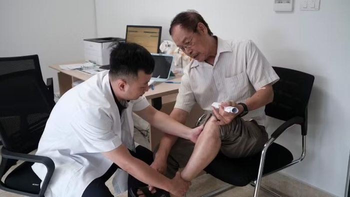 Bác sĩ thăm khám, đánh giá các vấn đề liên quan đến sức khỏe.