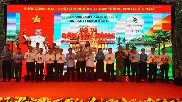 Ban Tổ chức trao giải tập thể đạt giài Nhất, Nhì, Ba tại lễ tổng kết hội thi.