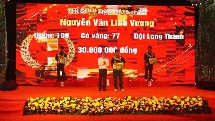 Lãnh đạo Tổng Công ty Cao-su Đồng Nai trao giải nhất cá nhân tại hội thi Bàn tay vàng thu hoạch mủ cao-su năm 2026.