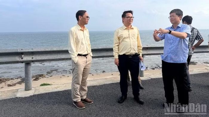 Đồng chí Nguyễn Hồng Hải, Phó Chủ tịch Ủy ban nhân dân tỉnh Lâm Đồng (mặc áo xanh) giới thiệu các dự án cho doanh nghiệp.