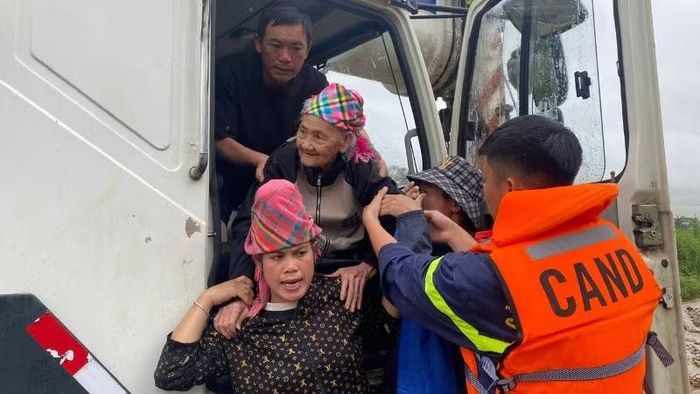 Huy động phương tiện máy móc để di chuyển dân ra khỏi vùng bị cô lập.